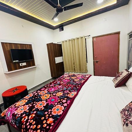 The Nirmala Palace Hotel Ayodhya Bagian luar foto
