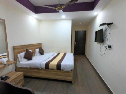 The Nirmala Palace Hotel Ayodhya Bagian luar foto