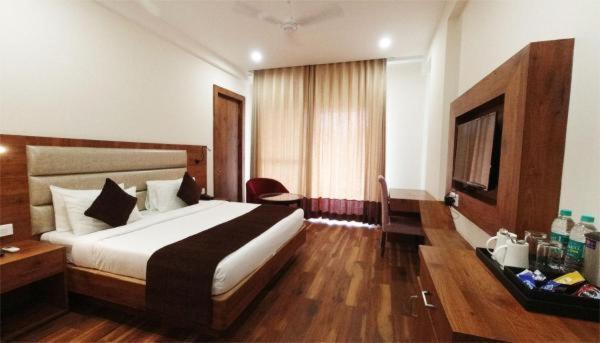 The Nirmala Palace Hotel Ayodhya Bagian luar foto