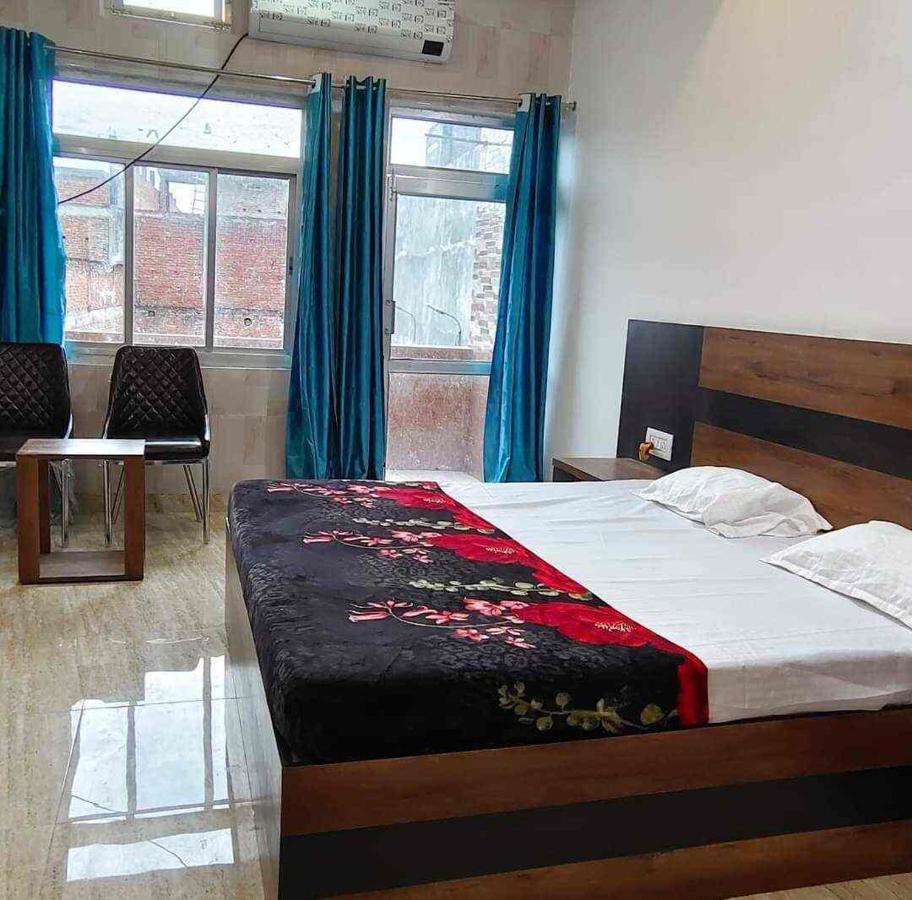 The Nirmala Palace Hotel Ayodhya Bagian luar foto