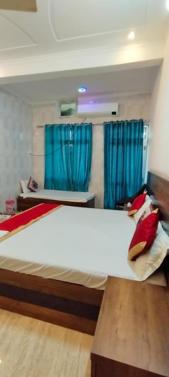 The Nirmala Palace Hotel Ayodhya Bagian luar foto