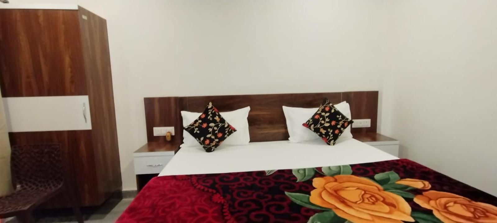 The Nirmala Palace Hotel Ayodhya Bagian luar foto