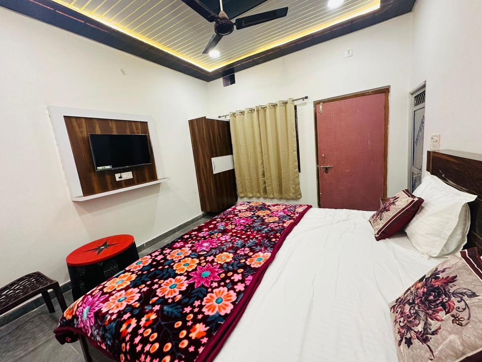 The Nirmala Palace Hotel Ayodhya Bagian luar foto