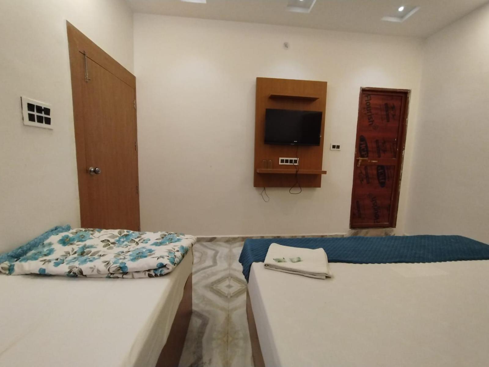 The Nirmala Palace Hotel Ayodhya Bagian luar foto