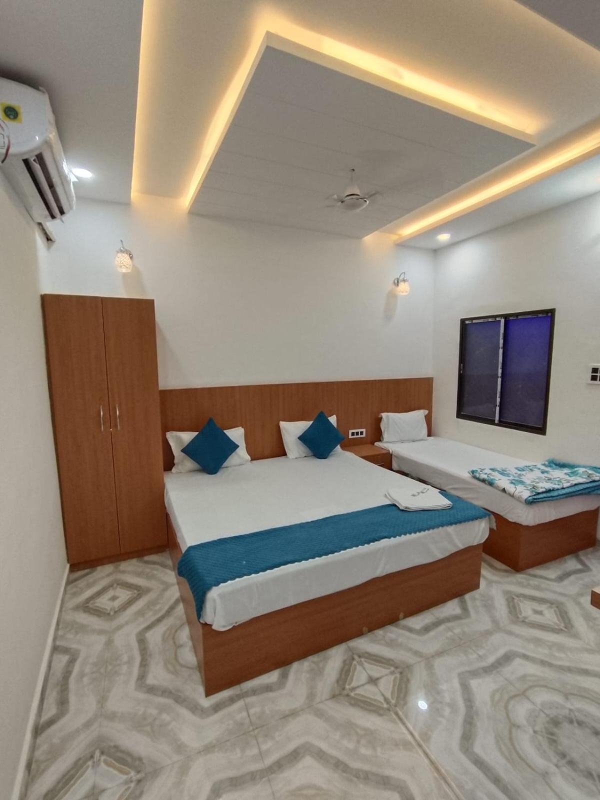 The Nirmala Palace Hotel Ayodhya Bagian luar foto