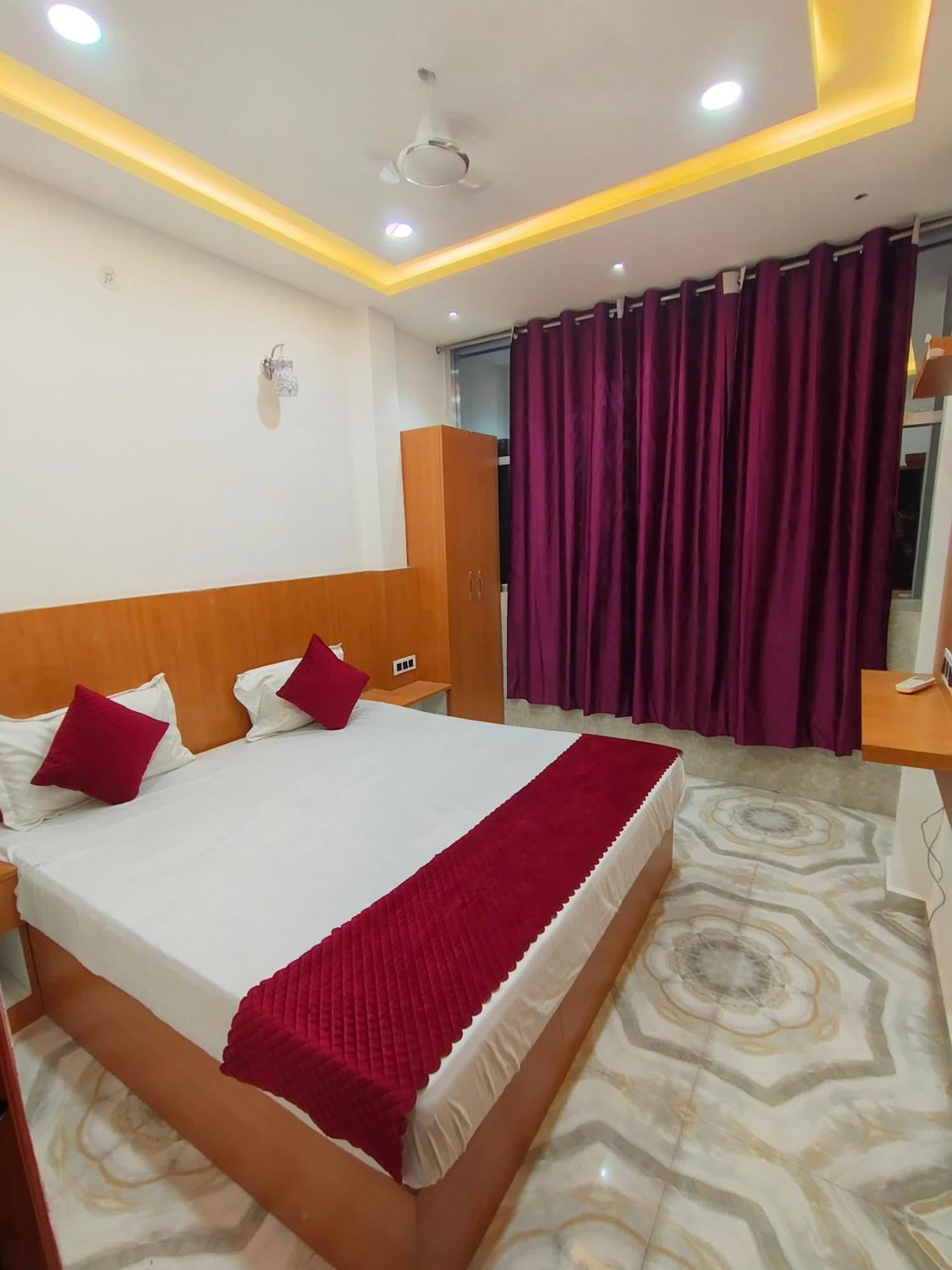 The Nirmala Palace Hotel Ayodhya Bagian luar foto